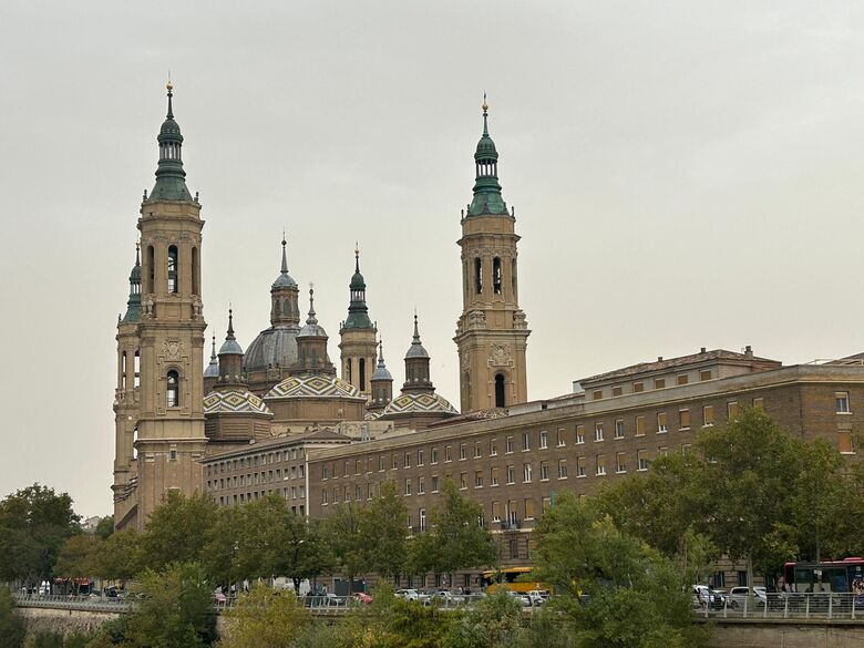 Situada entre Madrid, Barcelona e Valencia, distante 300 quilômetros de cada, Zaragoza é sede da Catedral-Basílica de Nossa Senhora do Pilar (Foto: William Tavares/Folha de Pernambuco)
