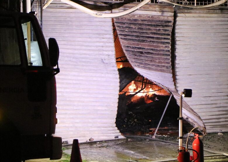 Incêndio atinge galpão em Afogados, no Recife na noite desta quinta-feira (17) | Foto: Paullo Allmeida/Folha de Pernambuco