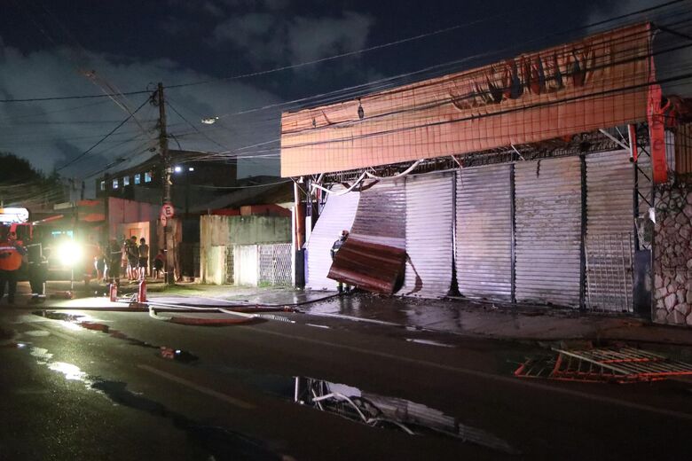Incêndio atinge galpão em Afogados, no Recife na noite desta quinta-feira (17) | Foto: Paullo Allmeida/Folha de Pernambuco