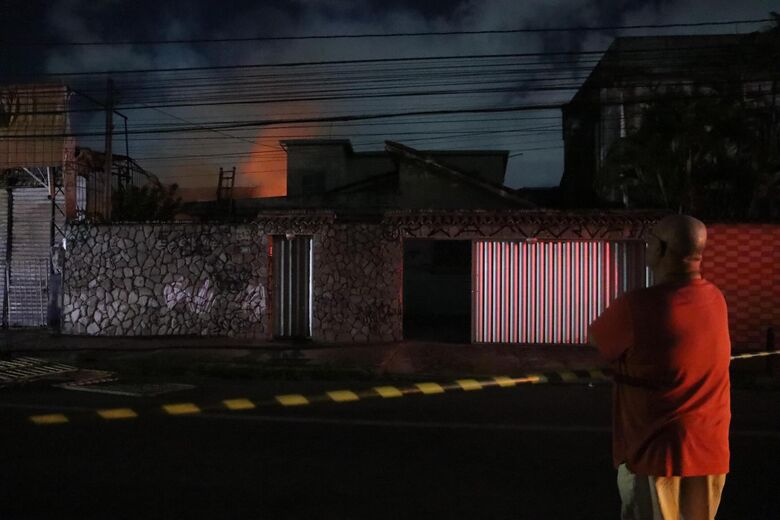 Incêndio atinge galpão em Afogados, no Recife na noite desta quinta-feira (17) | Foto: Paullo Allmeida/Folha de Pernambuco