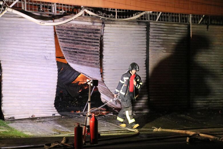 Incêndio atinge galpão em Afogados, no Recife na noite desta quinta-feira (17) | Foto: Paullo Allmeida/Folha de Pernambuco