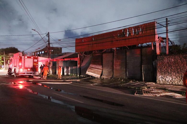 Incêndio atinge galpão em Afogados, no Recife na noite desta quinta-feira (17) | Foto: Paullo Allmeida/Folha de Pernambuco