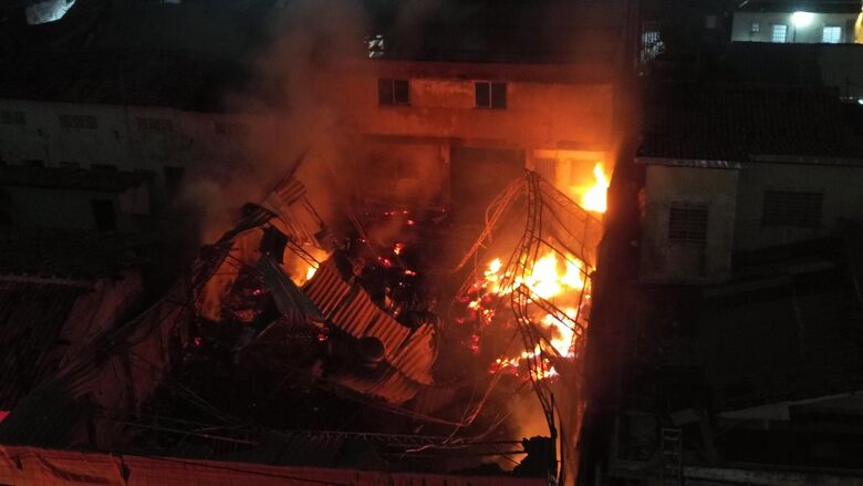 Incêndio atinge galpão em Afogados, no Recife na noite desta quinta-feira (17) | Foto: Paullo Allmeida/Folha de Pernambuco