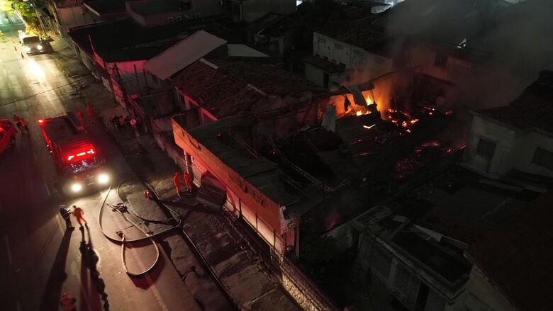 Incêndio atinge galpão em Afogados, no Recife na noite desta quinta-feira (17) | Foto: Paullo Allmeida/Folha de Pernambuco