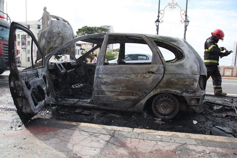 Carro pega fogo na ponte Maurício de Nassau, no Recife, na manhã desta quinta-feira (24). - Foto: Davi de Queiroz/Folha de Pernambuco