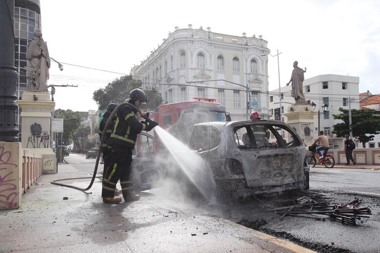 Carro pega fogo na ponte Maurício de Nassau, no Recife, na manhã desta quinta-feira (24). - Foto: Davi de Queiroz/Folha de Pernambuco
