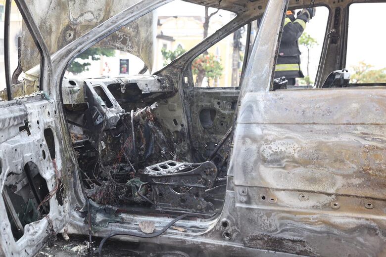 Carro pega fogo na ponte Maurício de Nassau, no Recife, na manhã desta quinta-feira (24). - Foto: Davi de Queiroz/Folha de Pernambuco