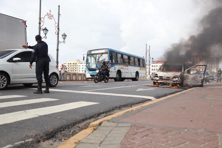 Carro pega fogo na ponte Maurício de Nassau, no Recife, na manhã desta quinta-feira (24). - Foto: Davi de Queiroz/Folha de Pernambuco