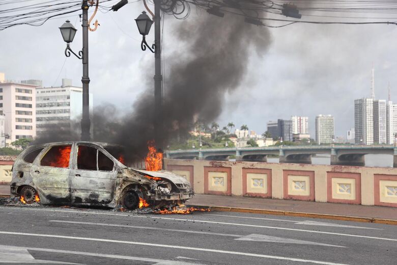 Carro pega fogo na ponte Maurício de Nassau, no Recife, na manhã desta quinta-feira (24). - Foto: Davi de Queiroz/Folha de Pernambuco