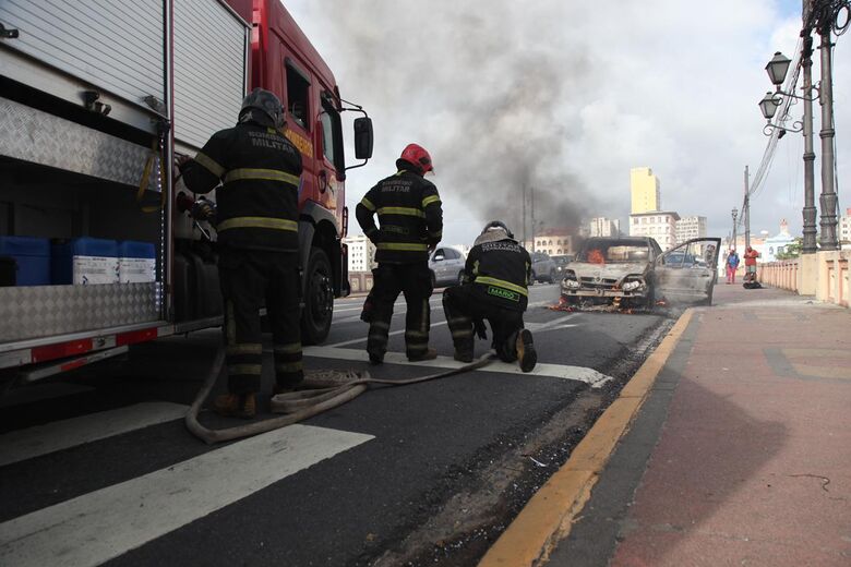 Carro pega fogo na ponte Maurício de Nassau, no Recife, na manhã desta quinta-feira (24). - Foto: Davi de Queiroz/Folha de Pernambuco