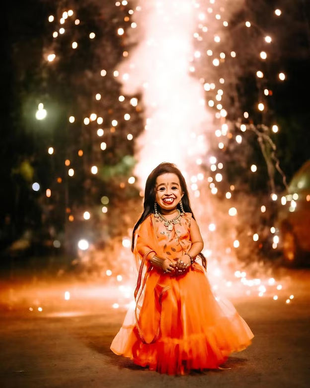 Mulher mais baixa do mundo é natural de Nagpur, na Índia, tem 30 anos, e pesa 5 kg | Foto: Redes Sociais/Reprodução