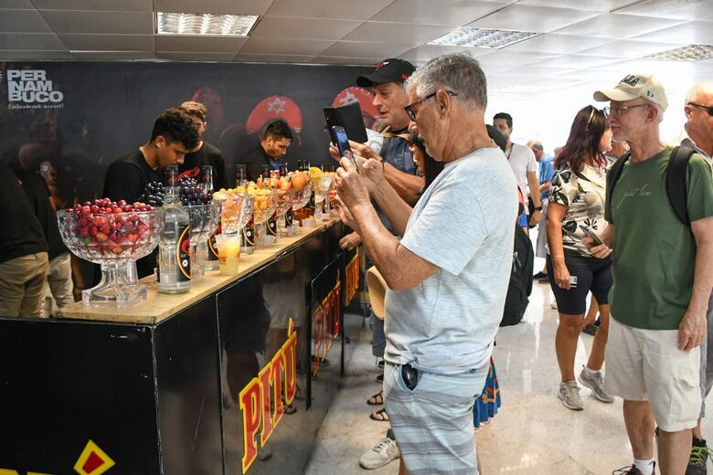 Turistas desembarcam no Porto do Recife. Fotos: Tsuey Lan Bizzochi