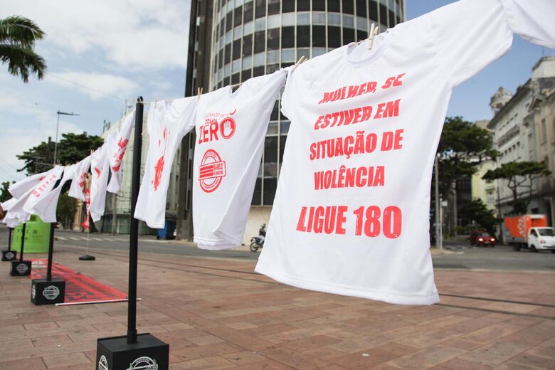 Varal da Luta, com mensagens de prevenção e conscientização. - Foto: Davi de Queiroz/Folha de Pernambuco