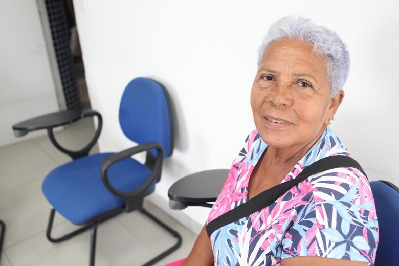 Ação gratuita faz parte do projeto Viva Mais Cidadania. Na foto, Edna Campos, 65, participante do curso | Foto: Davi de Queiroz/Folha de Pernambuco