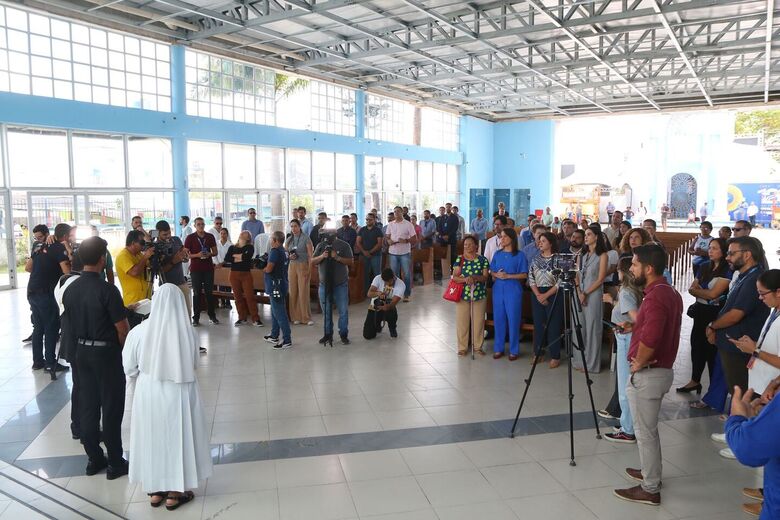 Público participou do momento de ação de graças | Foto: Arthur Mota/Folha de Pernambuco