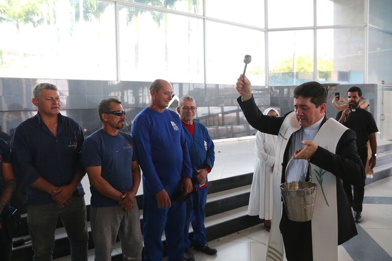 Dom Paulo Jackson abençoa trabalhadores | Foto: Arthur Mota/Folha de Pernambuco