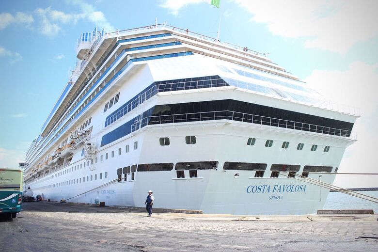Mais de 2 mil turistas movimentam o Recife com desembarque do cruzeiro Costa Favolosa. Foto: Clarice Melo/Folha de Pernambuco