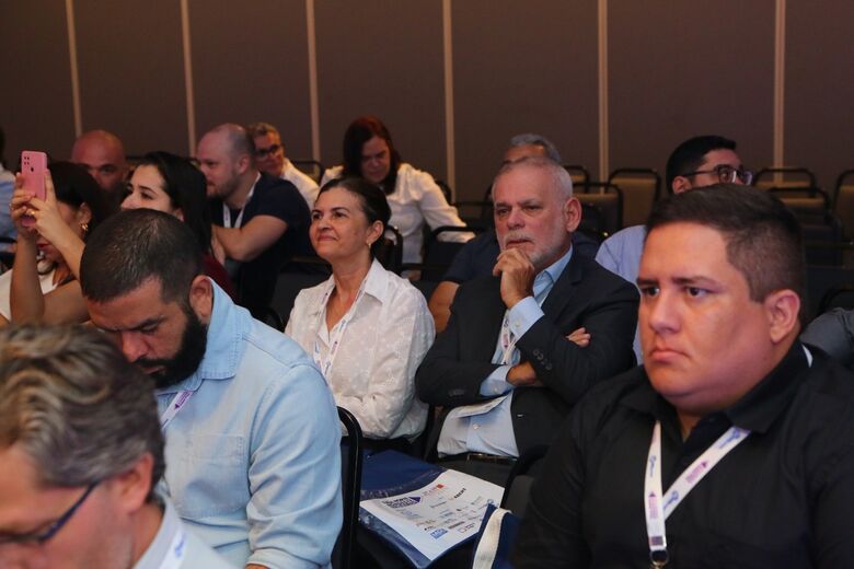 Paulo Pugliesi é diretor executivo da Folha de Pernambuco. Já Tânia Campos é gerente de Mercado | Foto: Arthur Mota/Folha de Pernambuco