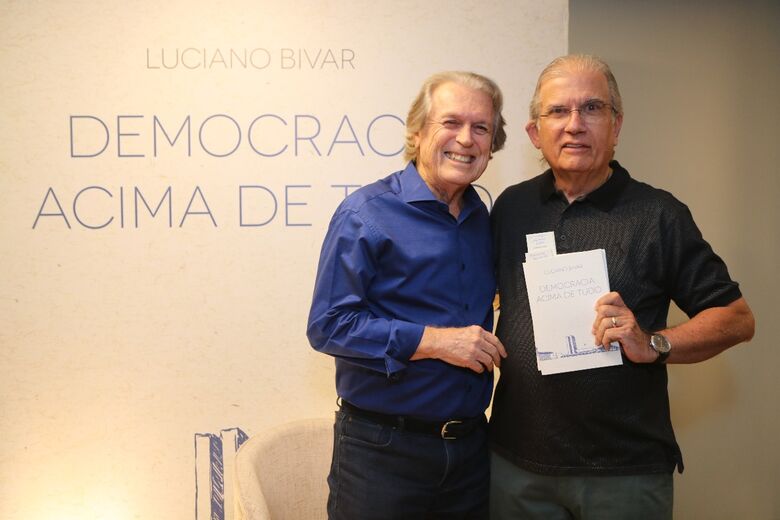 Luciano Bivar e Domingos Azevedo, diretor do Grupo EQM, que representou o presidente do grupo, Eduardo de Queiroz Monteiro. Foto: Paullo Allmeida/Folha de Pernambuco