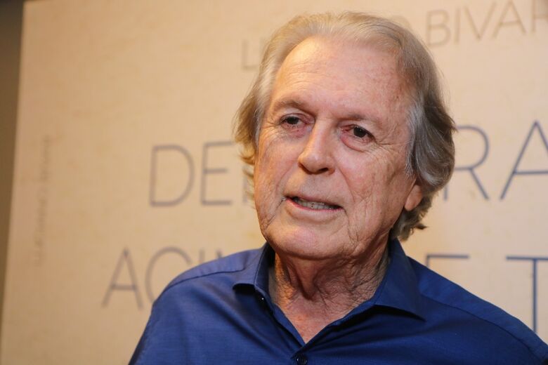 Luciano Bivar realiza sessão de autógrafos em lançamento de seu livro