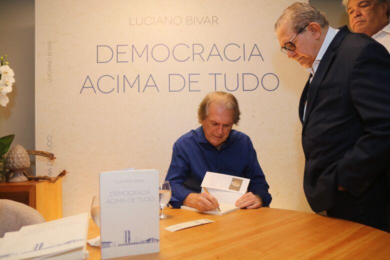 Luciano Bivar e José Américo, diretor operacional da Folha de Pernambuco. Foto: Paullo Allmeida/Folha de Pernambuco