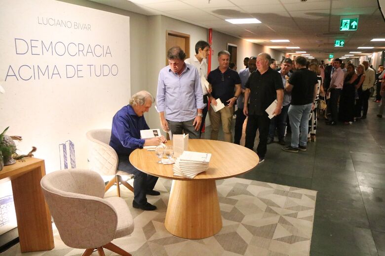Luciano Bivar realiza sessão de autógrafos em lançamento de seu livro