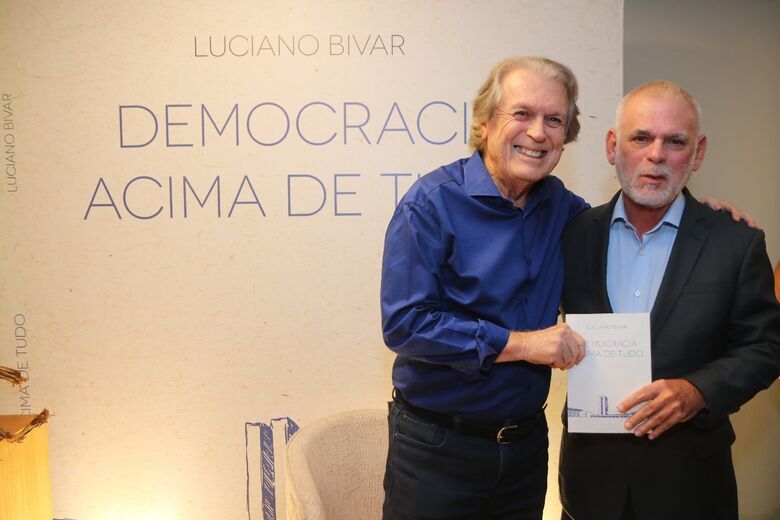 Luciano Bivar e Paulo Pugliesi, diretor-executivo da Folha de Pernambuco. Foto: Paullo Allmeida/Folha de Pernambuco