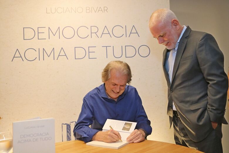 Luciano Bivar e Paulo Pugliesi, diretor-executivo da Folha de Pernambuco. Foto: Paullo Allmeida/Folha de Pernambuco
