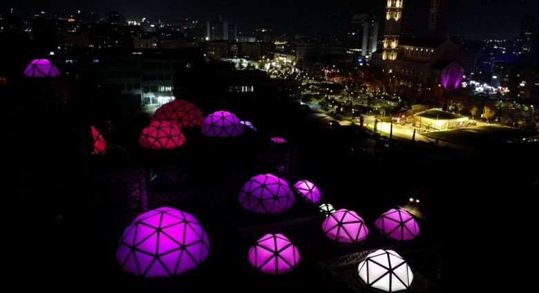 Biblioteca Nacional de Kosovo em momento de alerta de campanha contra o câncer de mama, em outubro - Foto: Armend Ninami / AFP