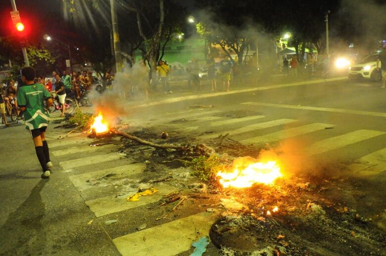 Protesto na Agamenon. Foto: Ricardo Fernandes/ Folha de Pernambuco