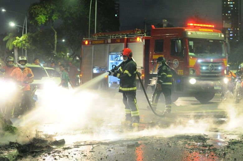 Protesto na Agamenon. Foto: Ricardo Fernandes/ Folha de Pernambuco