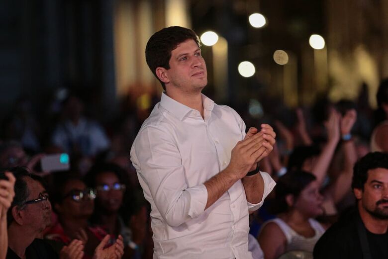 O prefeito do Recife João Campos prestigia a última noite do Baile do Menino Deus, no Marco Zero do Recife |Rafael Melo/Folha de Pernambuco