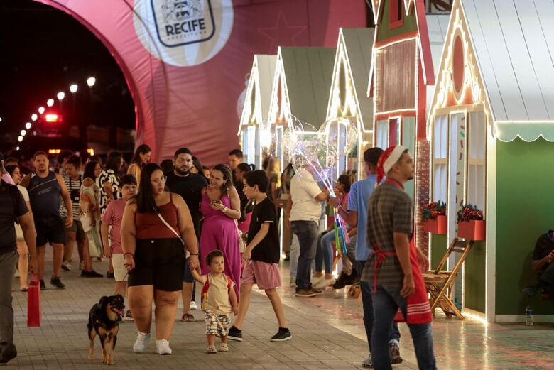 Natal do Recife 2024 na avenida Rio Branco. Foto: Rafael Melo/Folha de Pernambuco