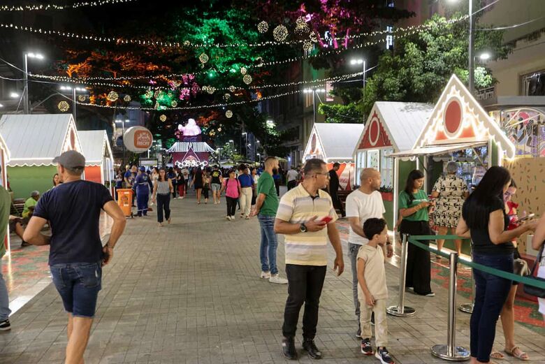 Natal do Recife 2024 na avenida Rio Branco. Foto: Rafael Melo/Folha de Pernambuco