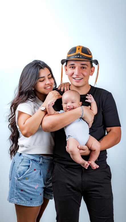 O cantor João Gomes posa com a mulher Ary Mirelle e o filho Jorge  Foto: Divulgação