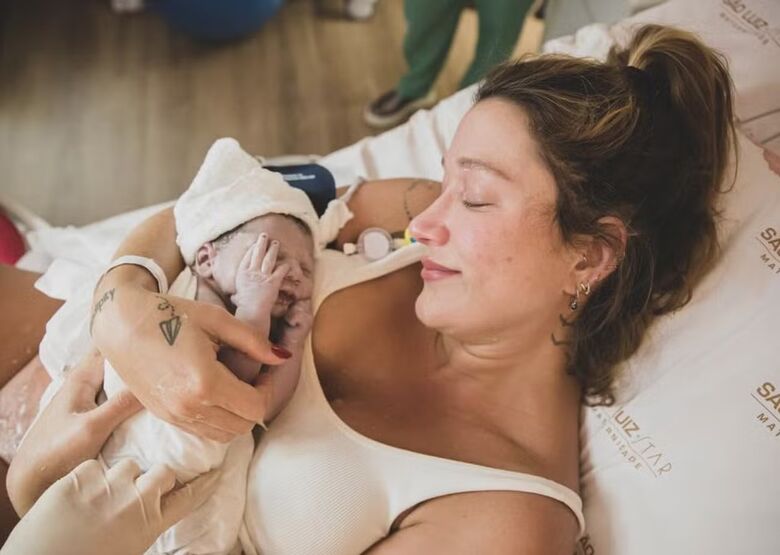 Gabriela Pugliesi e o filho recém-nascido Massimo  Foto: Reprodução/Instagram