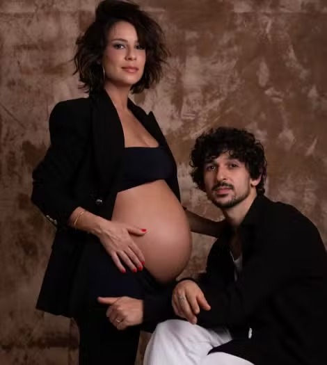 Andréia Horta e Ravel Andrade deram à luz à fillha Yolanda no último sábado: casal ainda não mostrou o rosto do bebê