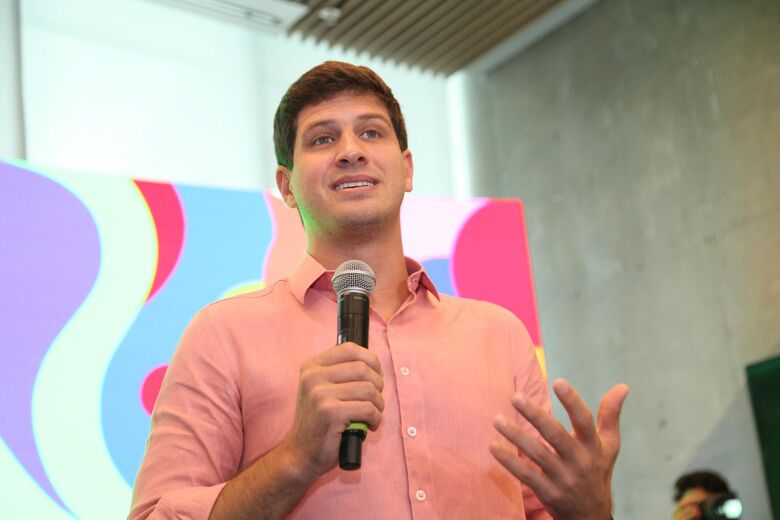 João Campos, prefeito do Recife, durante anúncio das primeiras atrações do Carnaval do Recife 2025. - Foto: Davi de Queiroz/Folha de Pernambuco

