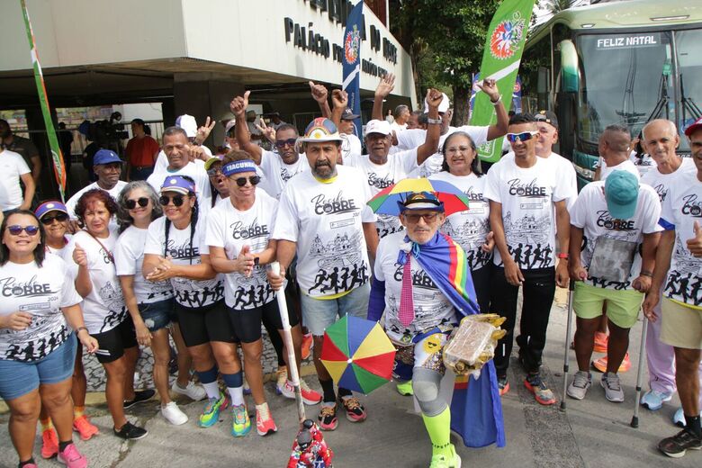 Ônibus com corredores do Recife parte rumo a São Paulo para participar da Corrida de São Silvestre. - Foto: Arthur Mota/Folha de Pernambuco