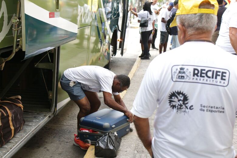 Ônibus com corredores do Recife parte rumo a São Paulo para participar da Corrida de São Silvestre. - Foto: Arthur Mota/Folha de Pernambuco