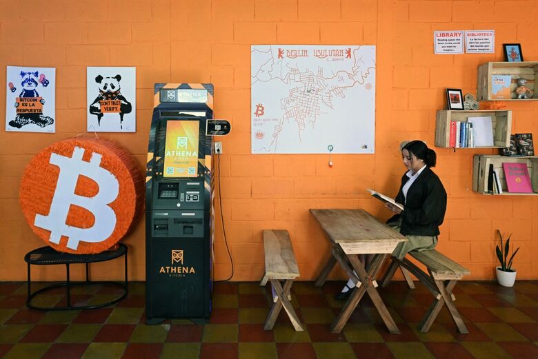 Cidade salvadorenha tem bitcoin por todas as partes | Foto: Marvin Recinos/AFP