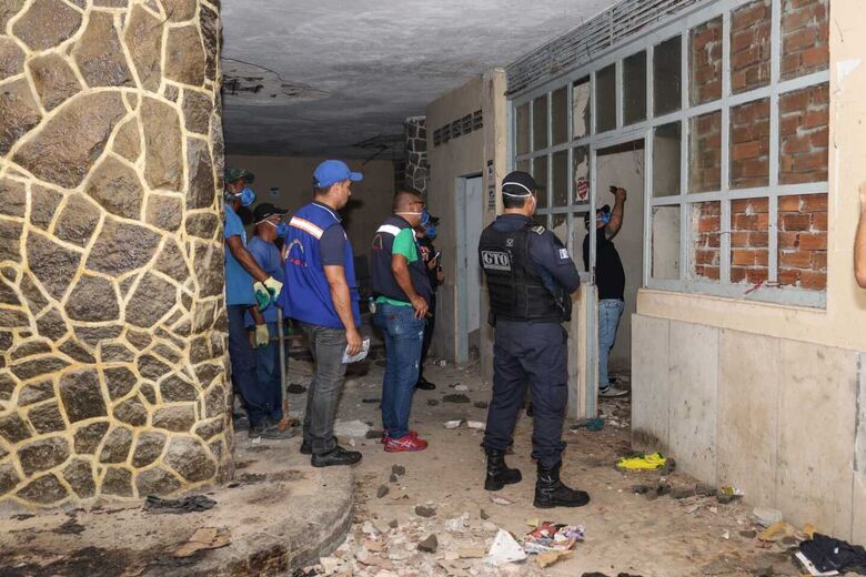 Imagens do interior do Edifício Holiday, no Recife, feitas durante vistoria de engenheiros em abril de 2024. - Foto: Walli Fontenele/Folha de Pernambuco