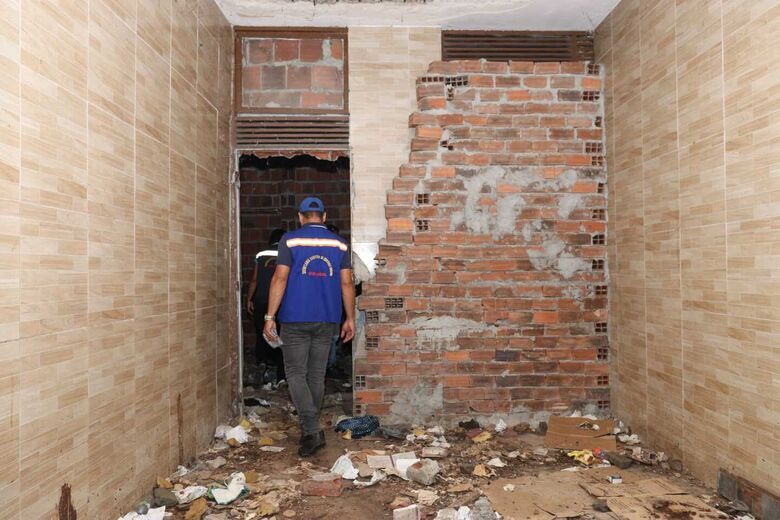 Imagens do interior do Edifício Holiday, no Recife, feitas durante vistoria de engenheiros em abril de 2024. - Foto: Walli Fontenele/Folha de Pernambuco