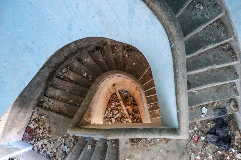 Imagens do interior do Edifício Holiday, no Recife, feitas durante vistoria de engenheiros em abril de 2024. - Foto: Walli Fontenele/Folha de Pernambuco