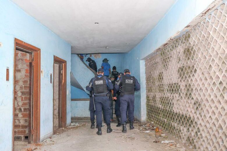 Imagens do interior do Edifício Holiday, no Recife, feitas durante vistoria de engenheiros em abril de 2024. - Foto: Walli Fontenele/Folha de Pernambuco