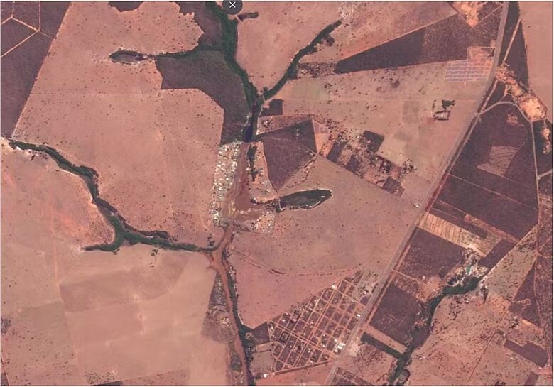 Em agosto, uma barragem de uma represa rompeu em um condomínio de luxo em Jaraguari, Mato Grosso do Sul, causando danos a casas, estruturas e à rodovia BR-163. Foto: SCCON / PlanetScope