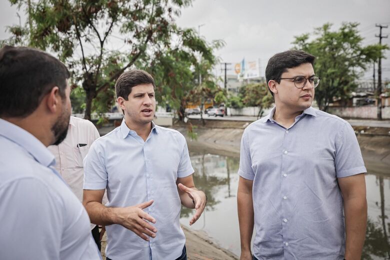 Trecho do Canal do Jordão em Boa Viagem, na Zona Sul do Recife, passa por limpeza intensificada | Foto: Edson Holanda/PCR