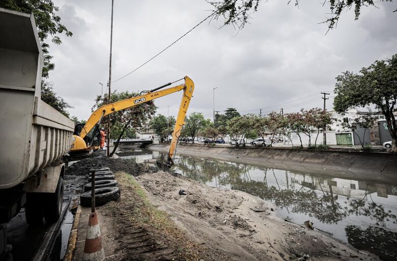 Trecho do Canal do Jordão em Boa Viagem, na Zona Sul do Recife, passa por limpeza intensificada | Foto: Edson Holanda/PCR