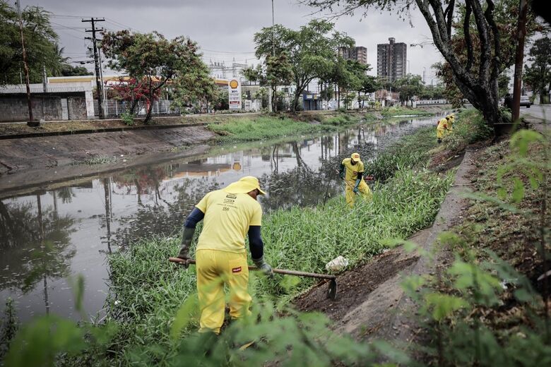Trecho do Canal do Jordão em Boa Viagem, na Zona Sul do Recife, passa por limpeza intensificada | Foto: Edson Holanda/PCR