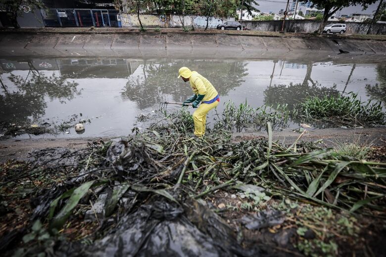 Trecho do Canal do Jordão em Boa Viagem, na Zona Sul do Recife, passa por limpeza intensificada | Foto: Edson Holanda/PCR